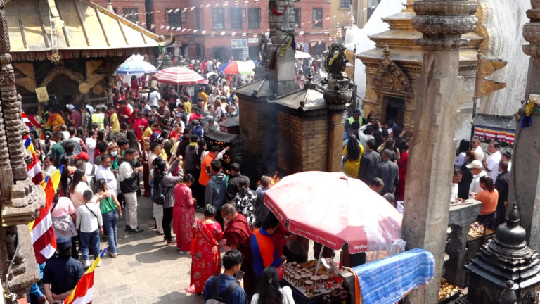 बुद्धजयन्ती जयन्तीको अवसरमा स्वयम्भूमा भक्तजनहरुको घुँइचो (फोटो)