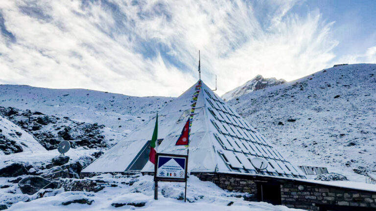 सोलुखुम्बुमा पाँच हजार मिटर उचाइमा अन्तर्राष्ट्रिय वैज्ञानिक अनुसन्धान केन्द्र (तस्विर सहित)