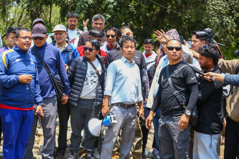 हर्क साम्पाङ पुगे सुकुम्बासी बस्ती अवलोकनमा (फोटो फिचर)