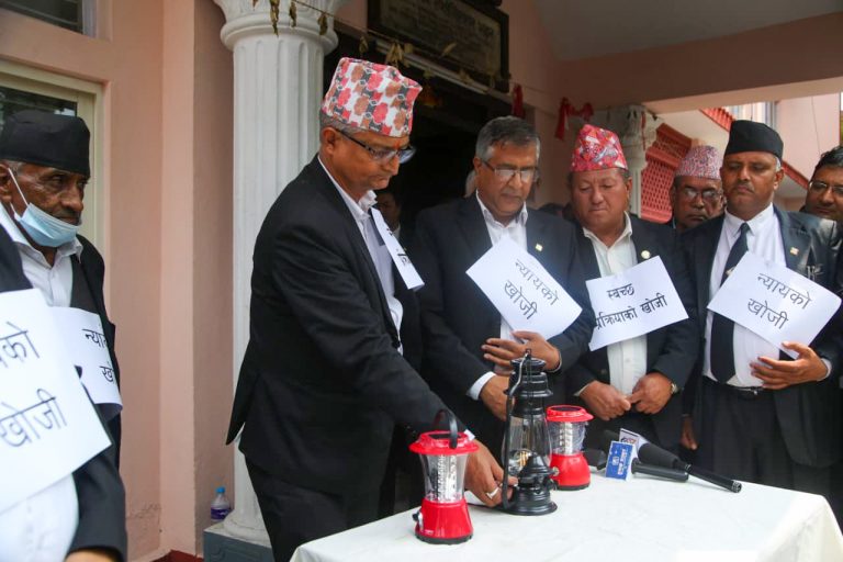 अदालत प्रशासनविरुद्ध लालटिन बालेर नेपाल बारको विरोध प्रदर्शन (तस्बिर सहित)