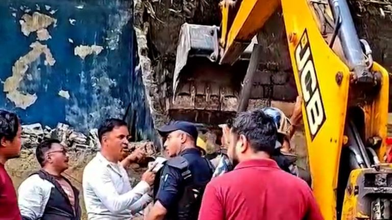 हेटौंडामा डिभिजन सडक कार्यालयद्वारा बस्तीमा डोजर चल्दा ७० भन्दा बढी होटल व्यवसायी भए विस्थापित
