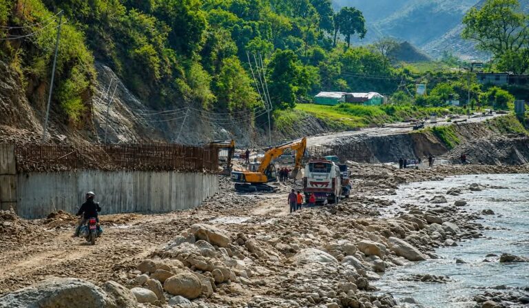 आज पनि रोशी खोलामा बाढीपछि रोकिएको बीपी राजमार्ग बन्द