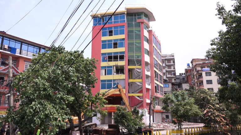 धोवीखोला किनारकाे साततले भवनमा चल्यो डोजर