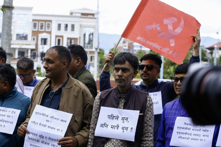 नेपाल कम्युनिस्ट पार्टी संयुक्तले गर्याे सुकुम्बासी बस्तीमा डोजर चलाएको विरोधमा प्रदर्शन (तस्विरमा)