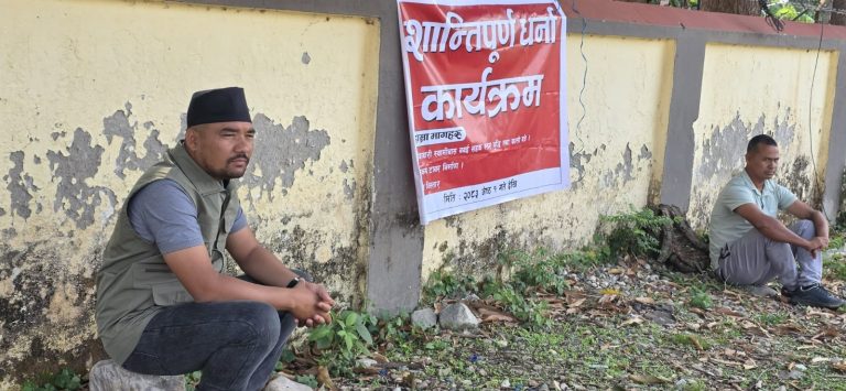 वडाध्यक्ष मुख्यमन्त्रीकाे कार्यालयको गेटमा धर्नामा : विकासका लागि बजेटकाे माग