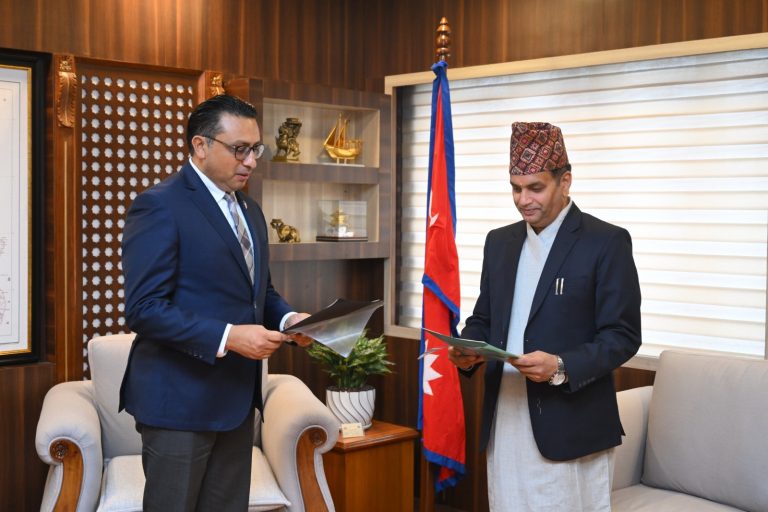 धितोपत्र बोर्डका नवनियुक्त अध्यक्ष  डा. गोपालप्रसाद भट्टले लिए पद तथा गोपनीयताको शपथ