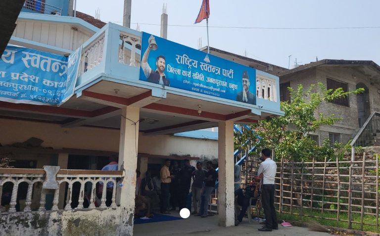 धनुषामा रास्वपा कार्यकर्ताहरुले लगाए पार्टी कार्यालयमा ताला