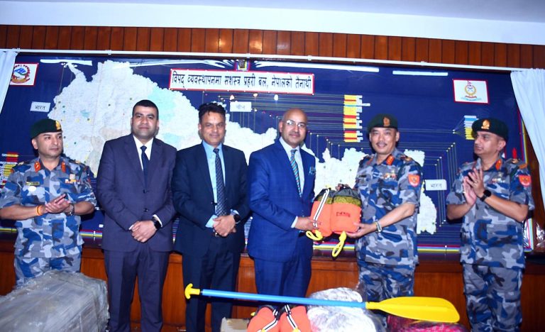 सन नेपाल लाइफ इन्स्योरेन्सद्वारा सशस्त्र प्रहरी बल नेपाललाई विपद् व्यवस्थापनका लागि उद्धार सामग्रीहरू हस्तान्तरण