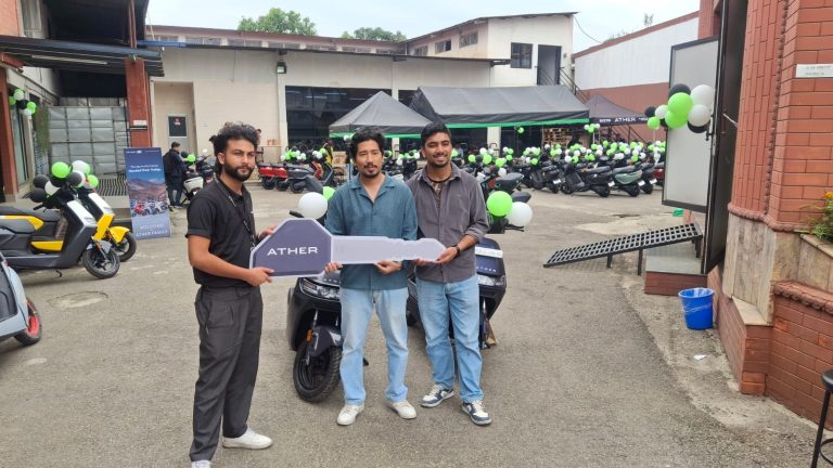 ATHER NEPAL द्वारा एकै दिन २०८ वटा स्कुटर हस्तान्तरण गर्दै नयाँ कीर्तिमान कायम