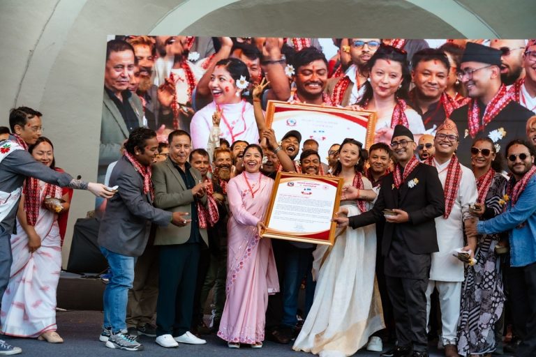 ‘इलिफेन्ट इन द फग (तिनीहरु)’लाई काठमाडौं महानगरपालिकाबाट नगद १० लाख सहित सम्मान