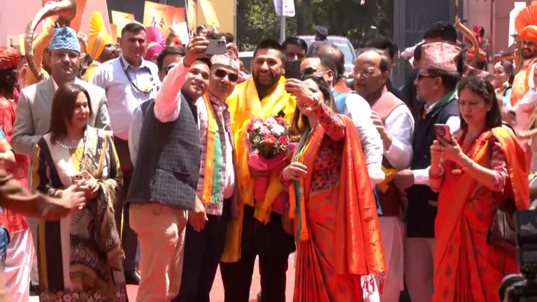 वाजागाजा र पुष्प वर्षासहित सभापति लामिछानेकाे भाजपा मुख्यालयमा स्वागत