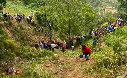 काभ्रेको बनेपाबाट सुँगुरेतर्फ जाँदै गरेको बसकाे दुर्घटना : ७ जनाको घटनास्थलमै मृत्यु