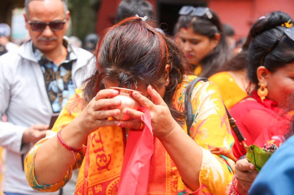 बुढानीलकण्ठ मन्दिरमा परमा एकादशीका अवसरमा श्रद्धालुको घुइँचो (तस्विरमा)