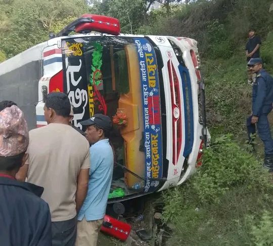 बाजुरा बस दुर्घटनाका २३ जनालाई जिल्ला अस्पताल लगियो