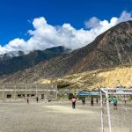 फुटबलको क्रेज हीमालपारीसम्म : जोमसोममा फुटबल खेल्दै युवाहरू (फाेटाे फिचर)