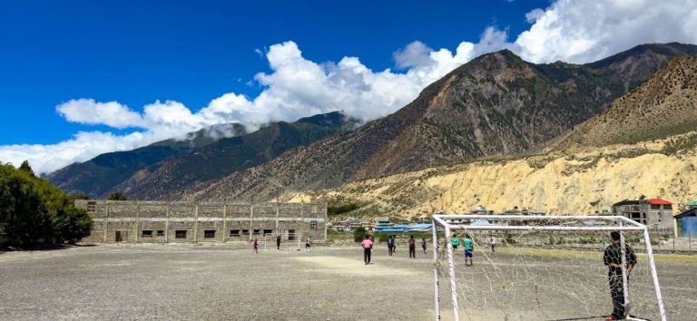 फुटबलको क्रेज हीमालपारीसम्म : जोमसोममा फुटबल खेल्दै युवाहरू (फाेटाे फिचर)
