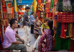 श्रावण सुरु भएसँगै बजारमा हरियो चुरा र पोते किन्न भिड (फोटो फिचर)