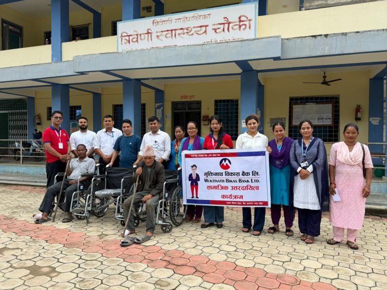 स्वास्थ्य सेवा र समुदायको हितमा मुक्तिनाथ विकास बैंकको अभियान व्हीलचेयर तथा स्वच्छ खानेपानीका सामाग्रीहरु हस्तान्तरण