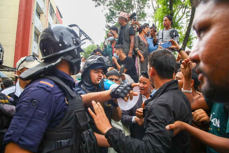 वीर अस्पताल परिसरमा गणेश नेपालीको न्यायको माग गर्दै प्रदर्शन (तस्बिरमा)