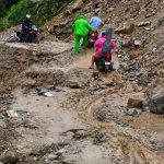 भासियो मेची राजमार्गको माइखोला खण्डकाे सडक, आवागमन ठप्प