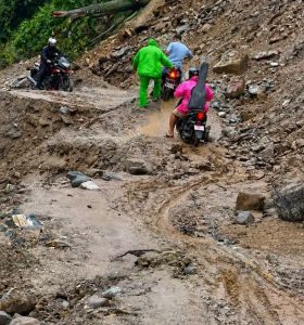 भासियो मेची राजमार्गको माइखोला खण्डकाे सडक, आवागमन ठप्प
