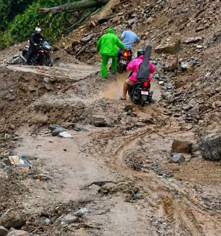 भासियो मेची राजमार्गको माइखोला खण्डकाे सडक, आवागमन ठप्प