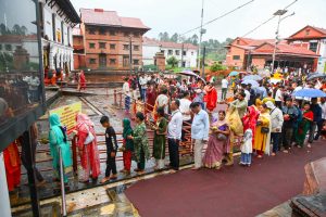 साउने संक्रान्तिमा पशुपतिनाथकाे दर्शनका लागि भक्तजनहरूको भीड (तस्वीरमा)