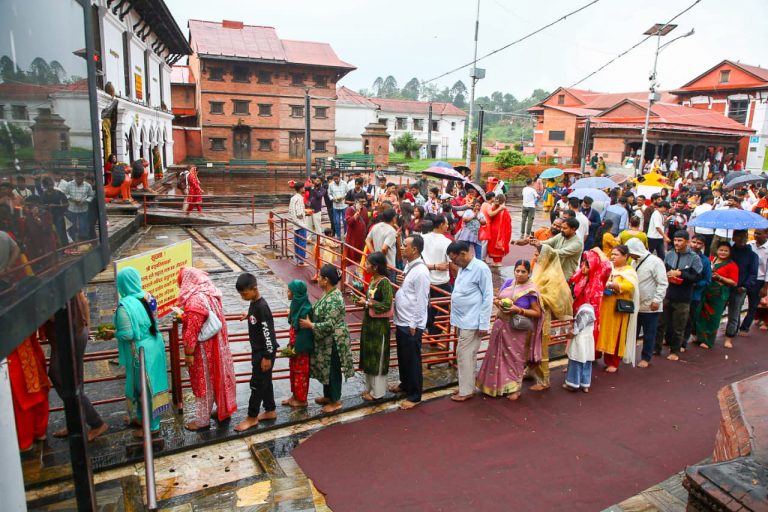 साउने संक्रान्तिमा पशुपतिनाथकाे दर्शनका लागि भक्तजनहरूको भीड (तस्वीरमा)