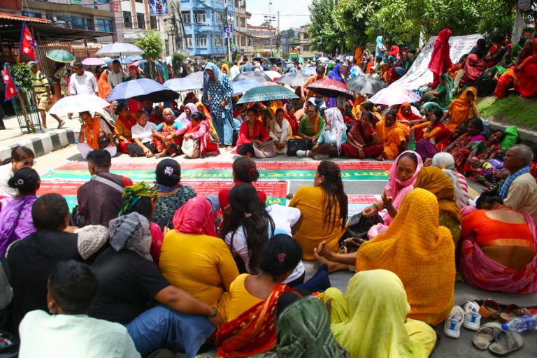 लघुवित्त पिडितहरुकाे सामुहिक आमरण अनसनकाे घाेषणा (फाेटाे फिचर)