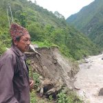 दोलखामा खारे खोलाले जमिन कटान गरेपछि गौरीशङ्कर गाउँपालिकाका १५ घर जोखिममा