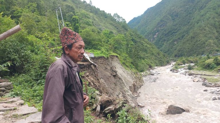 दोलखामा खारे खोलाले जमिन कटान गरेपछि गौरीशङ्कर गाउँपालिकाका १५ घर जोखिममा