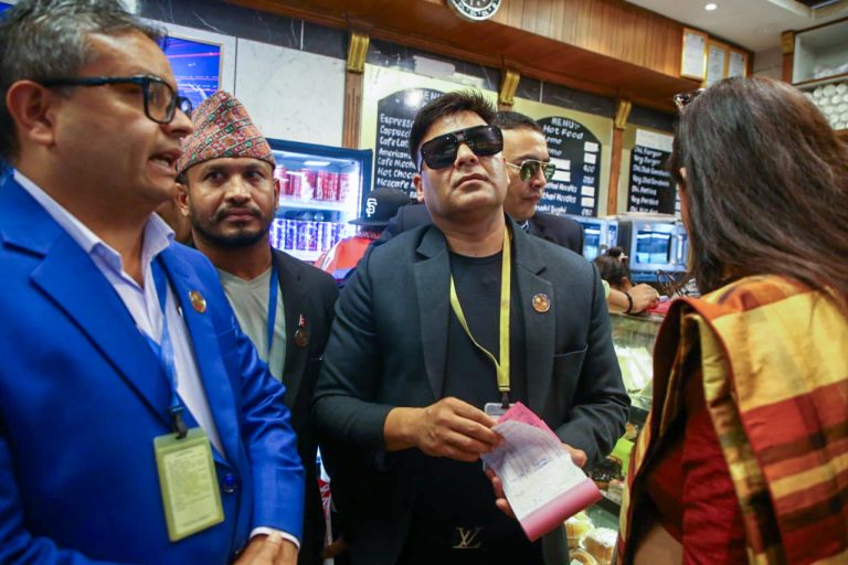 अर्थ समितिद्वारा त्रिभुवन अन्तर्राष्ट्रिय विमानस्थलको अध्यागमन र भन्सार कार्यालयको अनुगमन (तस्विरमा)