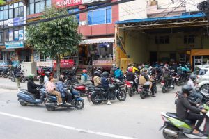 पेट्रोलको मूल्य घटेसँगै पेट्रोल पम्पहरुमा भीड (फाेटाे फिचर)