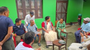 मन्त्री चौधरीद्वारा चितवनमा वन्यजन्तु आक्रमणका पीडितको घरमा भेटघाट