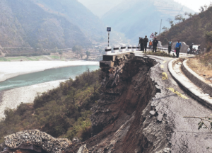 देशका प्रमुख राजमार्गहरू अविरल वर्षा र पहिरोले अवरुद्ध