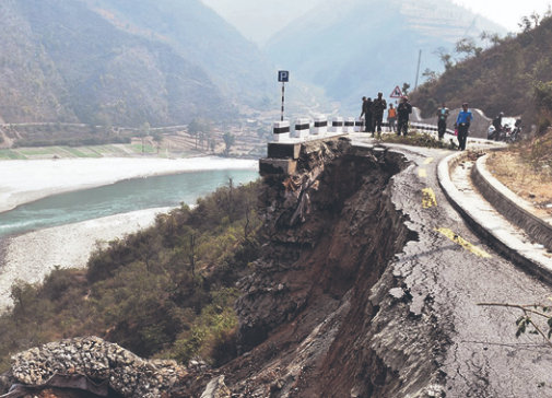 देशका प्रमुख राजमार्गहरू अविरल वर्षा र पहिरोले अवरुद्ध