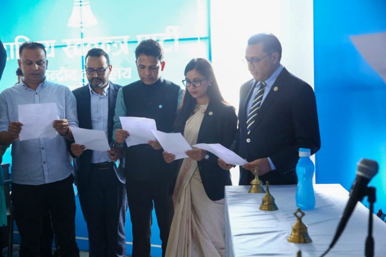 नवनिर्वाचित रास्वपाका पदाधिकारी र केन्द्रीय सदस्यले गरे शपथ ग्रहण (तस्बिर सहित)